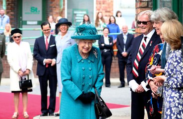 Download Video: La reina Isabel II solo está experimentando síntomas leves tras dar positivo en coronavirus