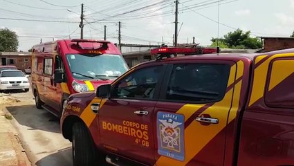 Homem cai do telhado em cima de cacos de vidro