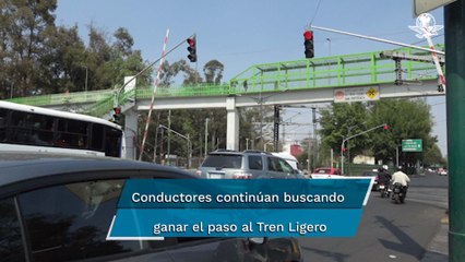 Automovilistas siguen sin respetar cruce de Tren Ligero a pesar de accidente