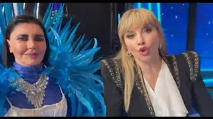 Fiordaliso e Milly Carlucci dopo la diretta de Il cantante mascherato Dispiaciute per l'eliminazio