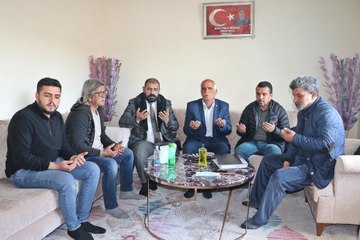 EVLAT NÖBETİNDEKİ AİLELERDEN GARA ŞEHİDİNİN BABASINA ZİYARET