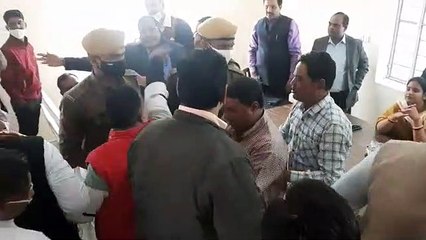 महापौर के सामने पार्षदों व अधिकारियों की बैठक में विवाद—हाथापाई की नौबत