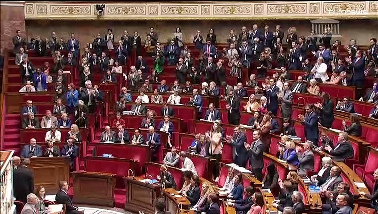 Франция просит прощения у "харки" выплатой комп...