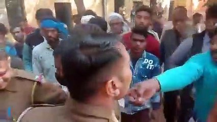 क्लास में बैठने को लेकर छात्रों में झगड़ा, छात्र ने ताना देसी कट्टा....देखें वीडियो