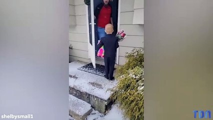 Un petit garçon demande à une copine de devenir sa valentine