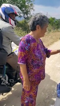 Mẹ già mếu máo tiễn con đi làm sau Tết: Tuổi này, đâu mong gì hơn các con sum vầy bên cạnh