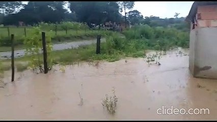 Cabeça d'água eleva nível de rio e inunda Mateus Leme, na Grande BH