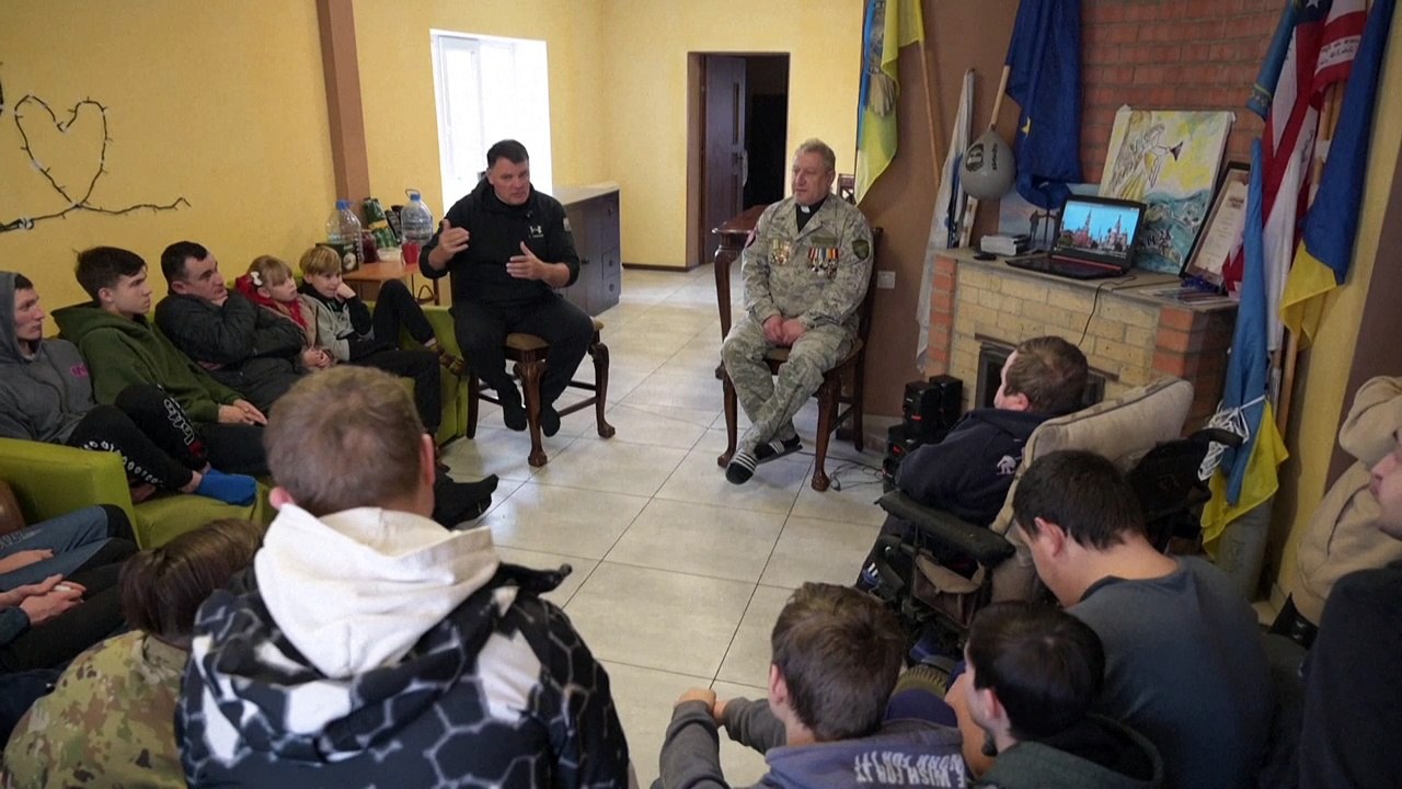 في أوكرانيا مراهقون يحفرون خنادق لتبديد مخاوفهم من غزو روسي محتمل