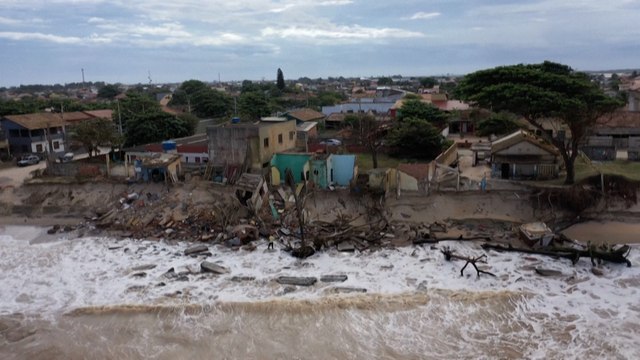 Brésil : une cité balnéaire engloutie par la montée des eaux