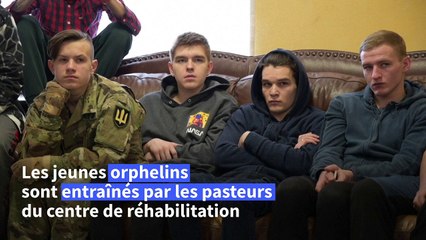 En Ukraine, des ados creusent des tranchées pour oublier les cauchemars