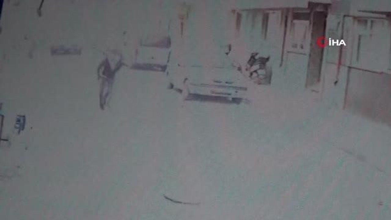 Son dakika haberleri | 19 yaşındaki genç kadın bıçaklanarak öldürüldü...Zanlının evden çıktığı anlar kameraya yansıdı