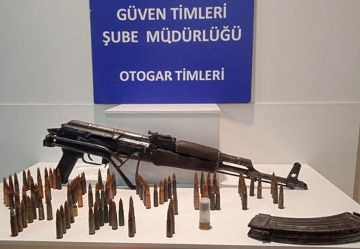 Son dakika haber | Bayrampaşa'da taksideki bagajından kalaşnikof tüfek çıkan şüpheliye gözaltı