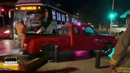 Cinco personas lesionadas dejó el choque entre una camioneta y el Macrobús en la colonia El Verde