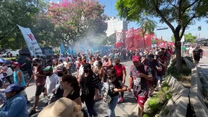 BUENOS AIRES - Arjantin'de sosyal yardımların artırılması için binlerce kişi sokakta