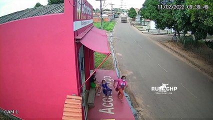 Ils échappent de justesse à un camion qui n'a plus de frein