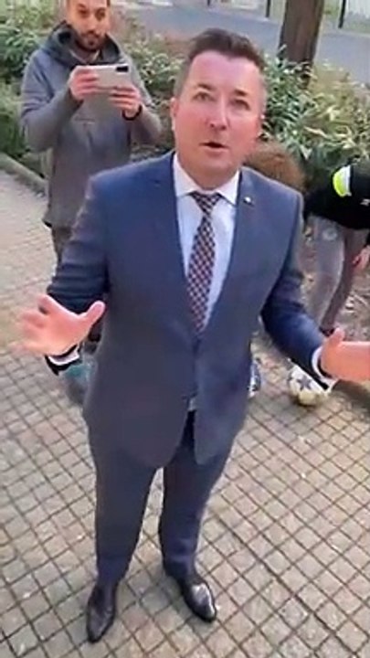 Le maire de Poissy marque le coup franc de la lucarne