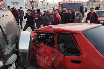 PARK HALİNDEKİ İKİ ARACA ÇARPAN OTOMOBİLİN SÜRÜCÜSÜ YARALANDI