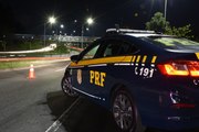 PRF com apoio da PM realiza perseguição a 4 suspeitos de roubarem carro em João Pessoa e na fuga veículo capota e um dos bandidos morre