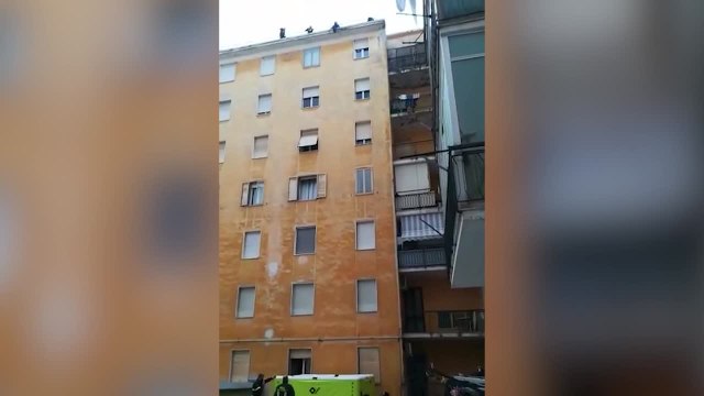 Cecina, donna minaccia di gettarsi nel vuoto: salvata dalla polizia