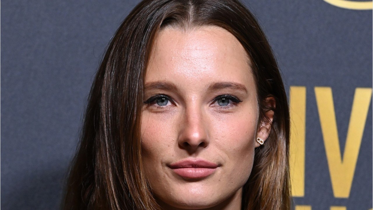 VOICI :  Ilona Smet enceinte : la fille de David Hallyday dévoile un nouveau cliché de son ventre arrondi