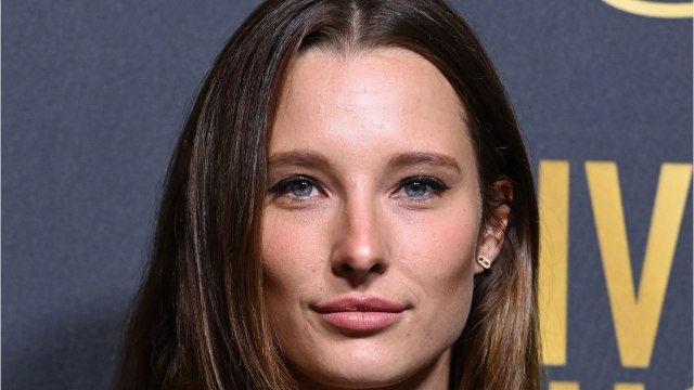 VOICI : Ilona Smet enceinte : la fille de David Hallyday dévoile un nouveau cliché de son ventre arrondi