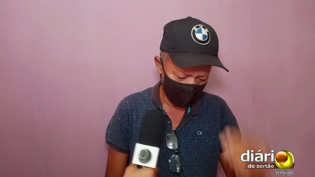 Andarilho chora com saudade dos filhos e pede ajuda para comprar passagem para São Paulo