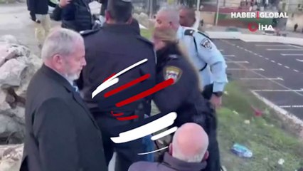 İsrail güçleri, koltuk değnekli yaşlı adamı darbetti! O anlar kamerada