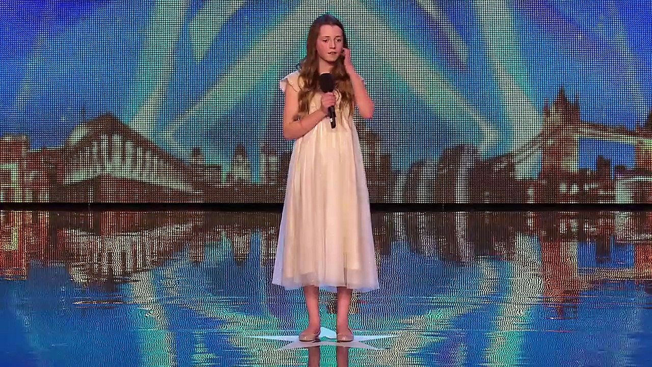 Quand elle annonce ce qu’elle va chanter, les juges se moquent d’elle!! Puis dans la salle, c’est l’hystérie totale!