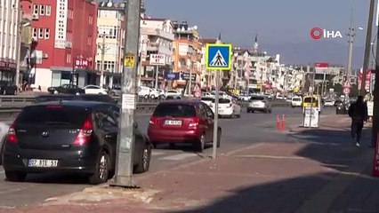 Kediyi tekmeleyerek metrelerce havaya uçurdular