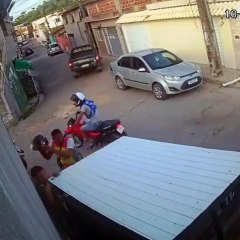Un hombre lanza un casco a la cara de un ladrón y evita el robo de una motocicleta