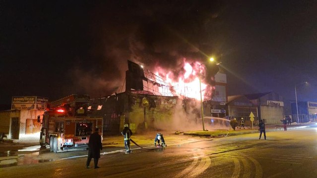 İş yeri alev alev yandı: Gürültüyle patlayan boya kutuları panik oluşturdu