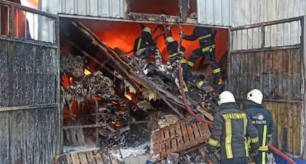 İş yerinde çıkan yangın, panik yarattı Boya kutuları tehlike saçtı