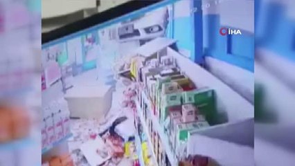 Çekmeköy'de fren yerine gaza bastı, marketin içine daldı... O anlar kamerada