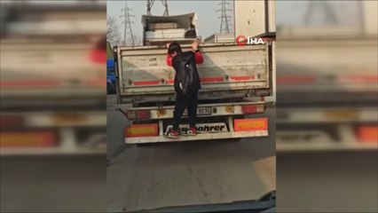 Bursa'da okula giden tehlikeli yolculuk kamerada