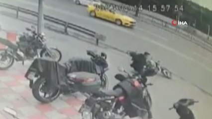 Son dakika haberi! Şişli'de motosikletli aniden sola kıran minibüse çarptı... O anlar kamerada