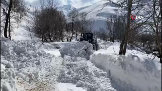 7 metreyi bulan karda yol açma çalışması... İş makineleri kar tünellerinden böyle geçiyor