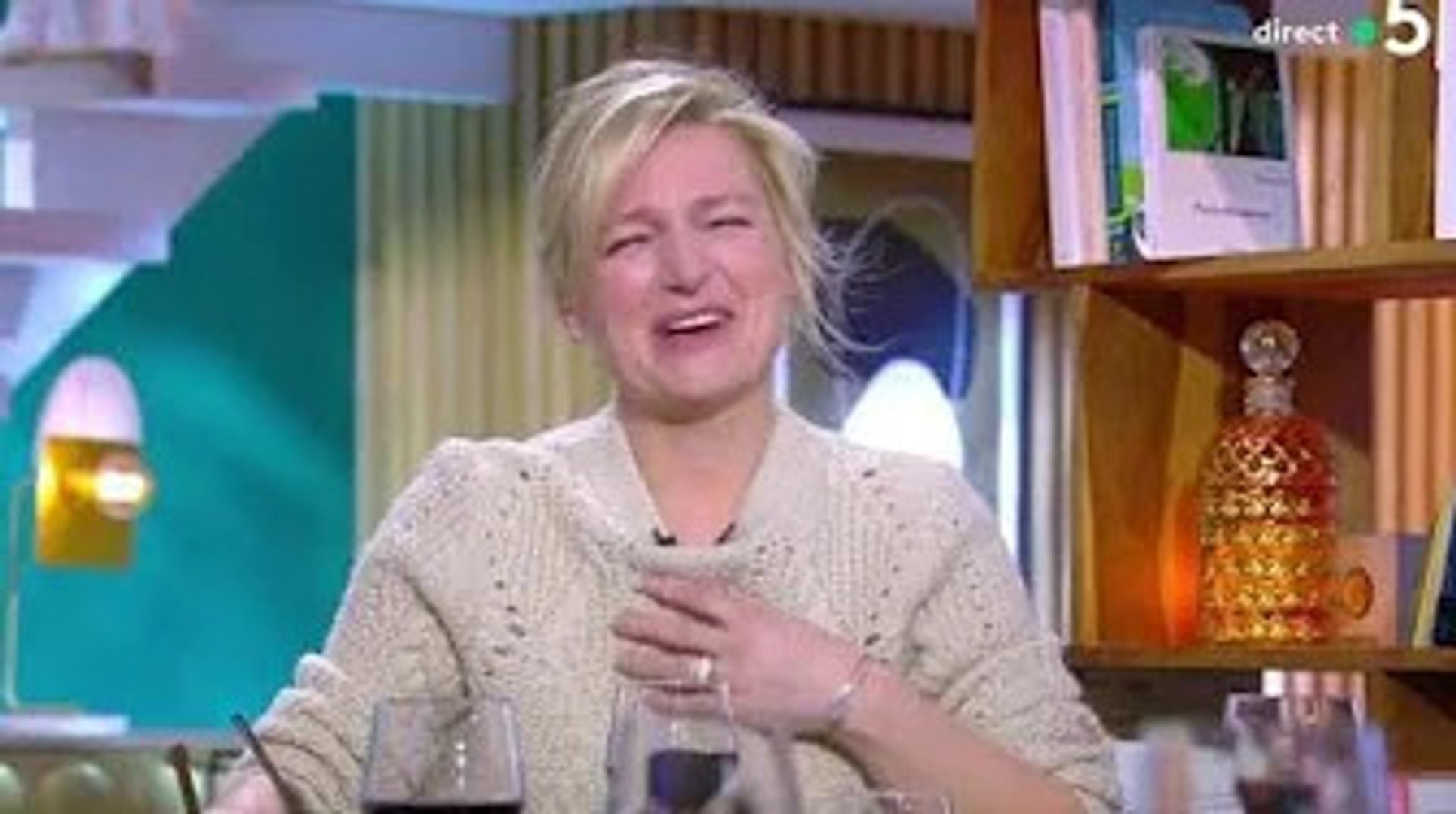 Anne-Elisabeth Lemoine victime d’une impressionnante chute dans C à Vous