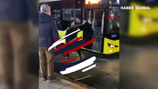 Şirinevler'de otobüsün yolunu kesen sürücü ile İETT sürücüsünün kavgası kamerada