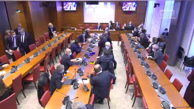 Les députés de l'opposition quittent la Commission des finances en signe de protestation après le ralliement de leur président Eric Woerth à LaREM