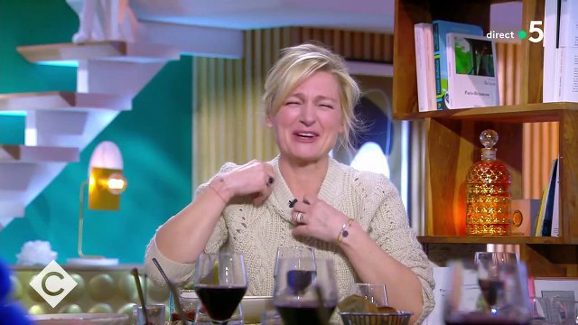 Anne-Elisabeth Lemoine chute dans C à vous - France 5