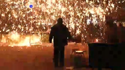 عرض الحديد المنصهر يضيء سماء بكين احتفالاً بمهرجان المصابيح