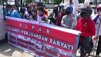 Descargar video: Unjuk Rasa di Makassar, Buruh Tuntut Soal Aturan JHT dan Minta Menaker Mundur dari Jabatan