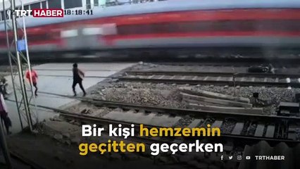 Hemzemin geçitte trenin altında kalmaktan son anda kurtuldu