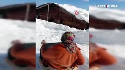 95 yaşındaki Saadet ninenin tahta kızak keyfi