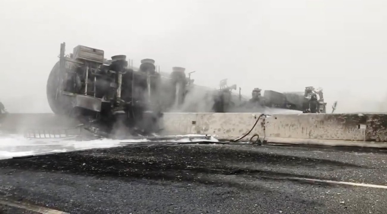 Lidi, autocisterna si ribalta e va in fiamme su...