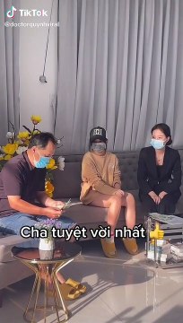 Cha dẫn con gái đi chỉnh sửa nhan sắc, tự tay chăm sóc từng chút một