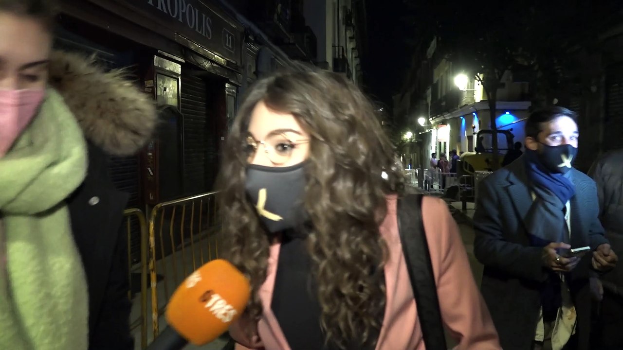 Ana Guerra y Víctor Elías salen juntos de un restaurante en Madrid, donde cenaron junto al padre de la artista.