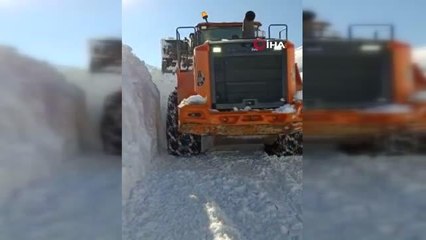 İnsan boyunu aşan karda yol açma çalışması