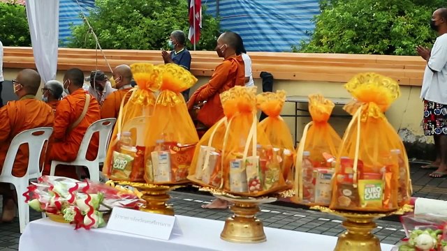 พุทธศาสนิกชนร่วมทำบุญตักบาตรและแห่ผ้าขึ้นธาตุประเพณีมาฆบูชาแห่ผ้าขึ้นธาตุ ประจำปี 2565