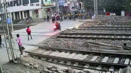 Motosikletli sürücü, trenin altında kalmaktan son anda kurtuldu
